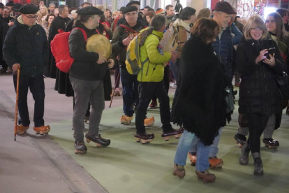 Los cerca de 400 participantes han recorrido desde Guzmán hasta la Catedral de León en madreñas. J NOTARIO