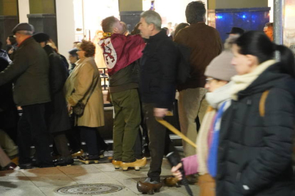 Los cerca de 400 participantes han recorrido desde Guzmán hasta la Catedral de León en madreñas. J NOTARIO