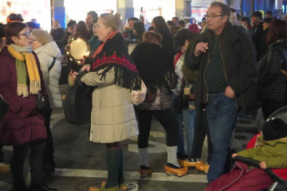 Los cerca de 400 participantes han recorrido desde Guzmán hasta la Catedral de León en madreñas. J NOTARIO