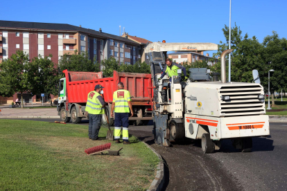 Operarios municipales llevando a cabo trabajos de asfaltado. DL