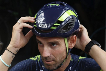 Alejandro Valverde se ajusta el casco antes de salir a entrenar con sus compañeros del Movistar durante la jornada de descanso de la Vuelta.