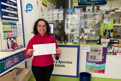 Aurora Arias, lotera de Astorga muestra el premio. DL