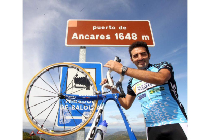 Pascual delante del cartel del puerto berciano que por segunda vez será meta en la Vuelta