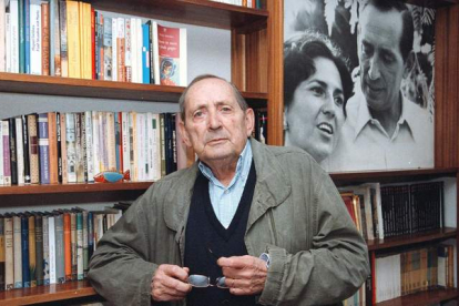Este 2020 se conmemora el centenario de Miguel Delibes (en la imagen, en una celebración de su 80 cumpleaños) rescatando su gran y vigente obra. AGUSTÍN CACHO