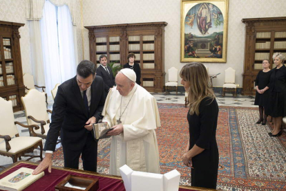 El papa, Pedro Sánchez y su esposa, Begoña Gómez, durante la recepción en el Vaticano. PRESS VATICAN