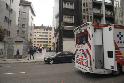 Vista del edificio de la calle Facetos de Oviedo donde dos niñas de unos 10 años han muerto este viernes al precipitarse por el patio de luces. ELOY ALONSO