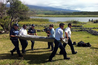 La Policía de las Islas Reunión traslada una de las piezas encontradas.