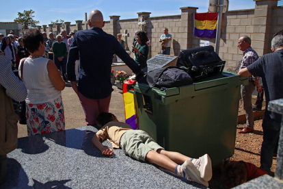 Los restos de dos concejales asesinados en 1936 en Villadangos del Páramo son entregados a sus familias en el Cementerio de Valencia de Don Juan. PEIO GARCÍA