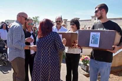 Los restos de dos concejales asesinados en 1936 en Villadangos del Páramo son entregados a sus familias en el Cementerio de Valencia de Don Juan. PEIO GARCÍA