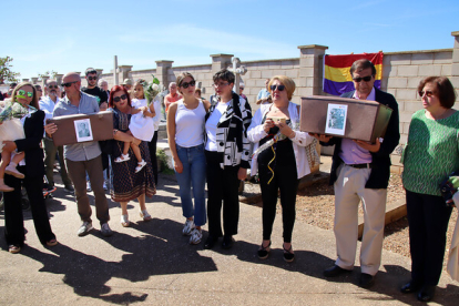 Los restos de dos concejales asesinados en 1936 en Villadangos del Páramo son entregados a sus familias en el Cementerio de Valencia de Don Juan. PEIO GARCÍA