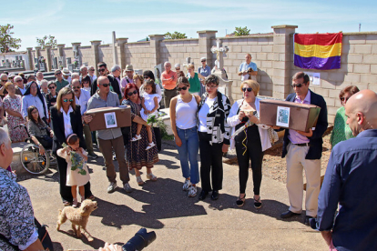 Los restos de dos concejales asesinados en 1936 en Villadangos del Páramo son entregados a sus familias en el Cementerio de Valencia de Don Juan. PEIO GARCÍA