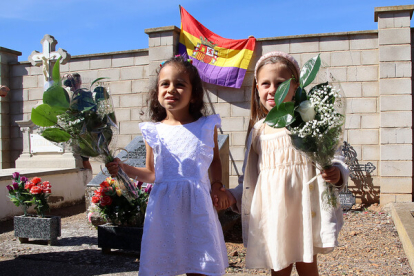 Los restos de dos concejales asesinados en 1936 en Villadangos del Páramo son entregados a sus familias en el Cementerio de Valencia de Don Juan. PEIO GARCÍA