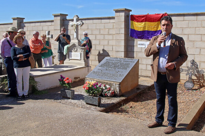 Los restos de dos concejales asesinados en 1936 en Villadangos del Páramo son entregados a sus familias en el Cementerio de Valencia de Don Juan. PEIO GARCÍA