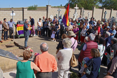 Los restos de dos concejales asesinados en 1936 en Villadangos del Páramo son entregados a sus familias en el Cementerio de Valencia de Don Juan. PEIO GARCÍA