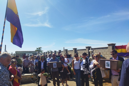 Los restos de dos concejales asesinados en 1936 en Villadangos del Páramo son entregados a sus familias en el Cementerio de Valencia de Don Juan. A. GAITERO