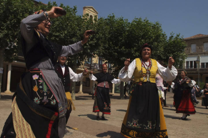 Bailes regionales en la plaza mayor en el dia de  la comarca en Sahagún. ACACIO