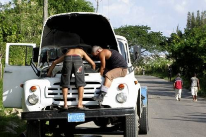 Si hay un milagro cubano, es el que permite a miles de vehículos transitar por la isla. Pocas cosas más comunes en Cuba que ver a un conductor con medio cuerpo sumergido en el capó de su vehículo. En esta imagen tomada en Casablanca, dos jóvenes se afanan en recomponer el cansado organismo de una camioneta.