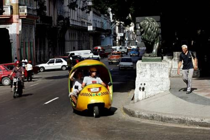 Son el último grito en La Habana: ciclomotores con un carenado abombado que los convierte en cocotaxis que se abren paso con asombrosa soltura entre el tráfico habanero. Obviamente, no están al alcance de cualquiera. Solo para turistas.