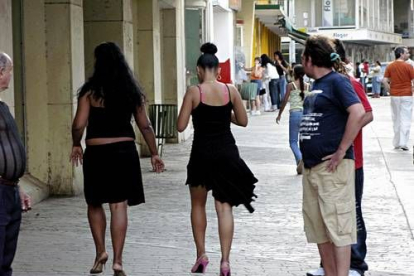 Guste o no guste, el sexo es una razón que mueve a un alto porcentaje de los turistas que desembarcan en Cuba. Desde los primeros pasos de los recién llegados, la oferta sexual se convierte en algo omnipresente.