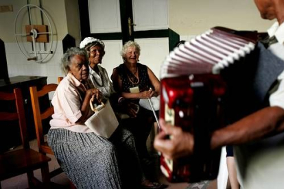 Los cubanos tienen pocos prejuicios con el calor de sus paisanos. Esta imagen tomada en un centro de atención a la vejez muestra a unas señoras que quizá nunca tuvieron muy en cuenta si eran negras o blancas. Las unen más cosas que las que las separan.