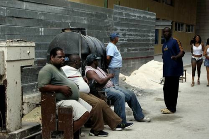 Aunque los índices suben lentamente, lo cierto es que la salud de los cubanos es envidiable. Los problemas de obesidad, hipercolesterolemia e hipertensión que atenazan las sociedades occidentales se disuelven en los largos desplazamientos a pie o en bicicleta a los que obliga la vida cotidiana en la isla y en una alimentación que, desde luego, no se caracteriza por sus excesos.