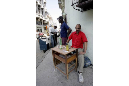 El negocio más rudimentario sirve para complementar los exiguos sueldos. Aquí, un cubano se vale de unas bombonas de gas para montar un pequeño puesto destinado a rellenar mecheros. Cualquier idea puede convertirse en unos pesos y, si son convertibles, mucho mejor. El turista es, casi siempre, su objetivo.