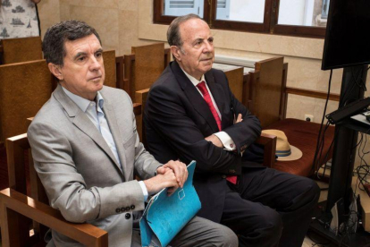 El expresidente del Govern balear Jaume Matas (i) y el exconseller de Interior y antiguo delegado del Gobierno José María Rodríguez (d), durante el juicio por el caso Over en la Audiencia de Palma de Mallorca.