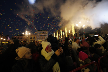 El encendido del alumbrado navideño en Ponferrada ha sacado a cientos de personas a las calles para dar la bienvenida por adelantado a la Navidad. ANA F. BARREDO