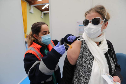 Una mujer vacunándose, ayer, en Ponferrada. ANA F. BARREDO