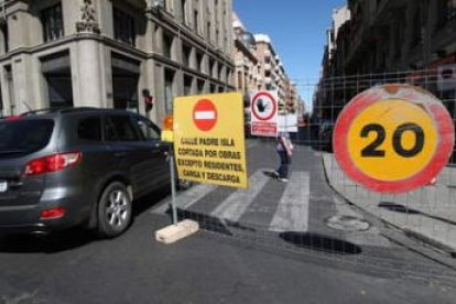 El cartel que indica calle cortada por obras permanecía ayer aún a la entrada de Padre Isla por la P
