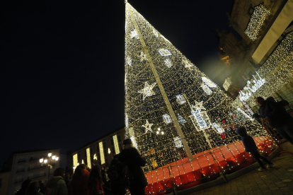 El encendido del alumbrado navideño en Ponferrada ha sacado a cientos de personas a las calles para dar la bienvenida por adelantado a la Navidad. ANA F. BARREDO