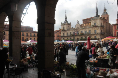 Toda la provincia leonesa goza de una enorme salud en lo que a ferias, mercados y fiestas se refiere convirtiéndose en un importante motor económico. RAMIRO