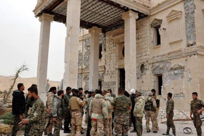 Soldados del Ejército sirio junto a militantes tras un combate en Palmira, cedida el pasado 24 de marzo.