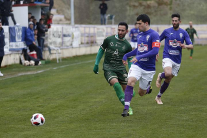 Roberto Puente, el goleador astorgano (izda), se va del capitán bañezano Rober.