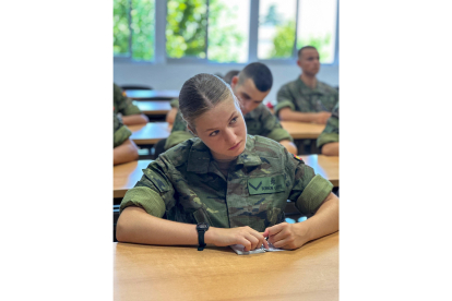 La princesa Leonor inicia este viernes su carrera militar que se prolongará tres años, el primero en la Academia General Militar (AGM) de Zaragoza, en la que ingresó este jueves. EFE/CASA S.M. EL REY