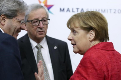 La cancillera alemana, Angela Merkel conversa con el 'premier' italiano, Paolo Gentiloni, junto al presidente de la Comisión Europea, Jean-Claude Juncker, en la cumbre informal de la UE en Malta, el pasado mes de febrero.