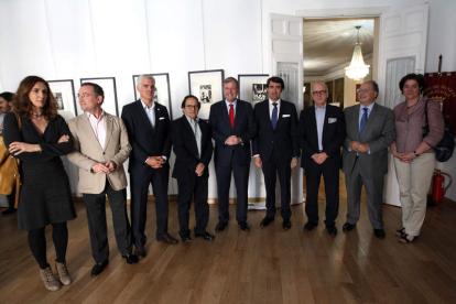 Visita de las personalidades a la Casa de León en Madrid