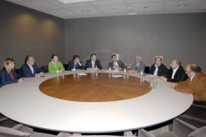 Imagen de archivo de los alcaldes de la mancomunidad de Riaño reunidos con Antonio Silván
