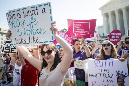 Manifestantes a favor y en contra del aborto ante la sede del Tribunal Supremo de EEUU, en Washington.
