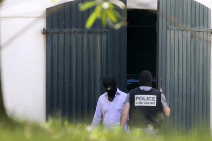 La Guardia Civil y la Policía francesa hallan un arsenal de armas y explosivos de ETA, en mayo del 2015, en un zulo de una vivienda en el centro de Biarritz, en el País Vasco francés.