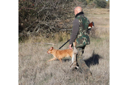Un cazador junto a su perro durante la temporada. RAMIRO