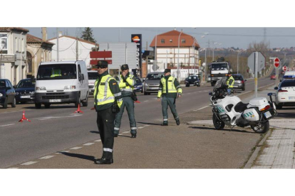 Agentes de la Guardia Civil de Tráfico en un punto de control en la N-601, en León. RAMIRO