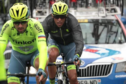 Alberto Contador trata de reengancharse al pelotón tras caerse durante la segunda etapa del Tour de Francia.