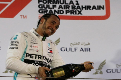 Hamilton, feliz, celebra su victoria en Bahrein.
