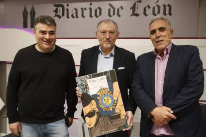 El magistrado asturiano Manuel Estébanez y los policías leoneses Ricardo Magaz y Alejandro Gallo. RAMIRO
