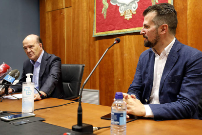 Díaz Villarig y Tudanca anunciaron unas jornadas para consensuar la reforma de Sanidad. MARCIANO PÉREZ