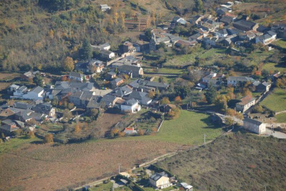 Vista aérea de la localidad ponferradina de Salas de los Barrios.