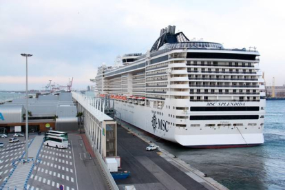 El 'Splendia' de MSC Cruceros, atracado en el puerto de Barcelona.
