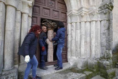 Momento en el que el cuerpo del Cristo sale por la puerta del convento de clausura de Carrizo. RAMIRO