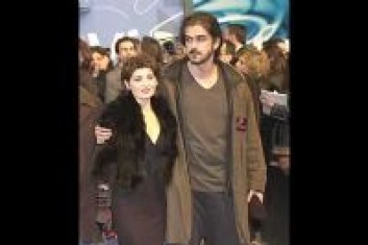 El director de la película 'Los lunes al Sol', Fernando León, junto a la actriz Nieve de Medina, a su llegada al Palacio Municipal de Congresos del Campo de las Naciones de Madrid, donde se celebró la gala